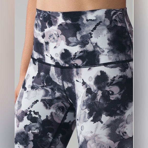 Lululemon Wunder Under Crop (Hi-Rise)
Obscurred Black Dusty Mauve - Picture 3 of 8